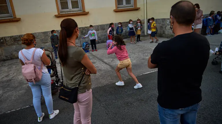 Los alumnos de primaria y secundaria de Navarra vuelven a las clases con las nuevas medidas ante la pandemia de coronavirus. MIGUEL OSÉS