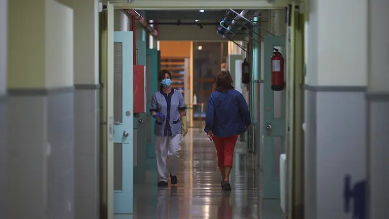 Trabajadoras de un centro escolar minutos antes de la vuelta al cole. PABLO LASAOSA