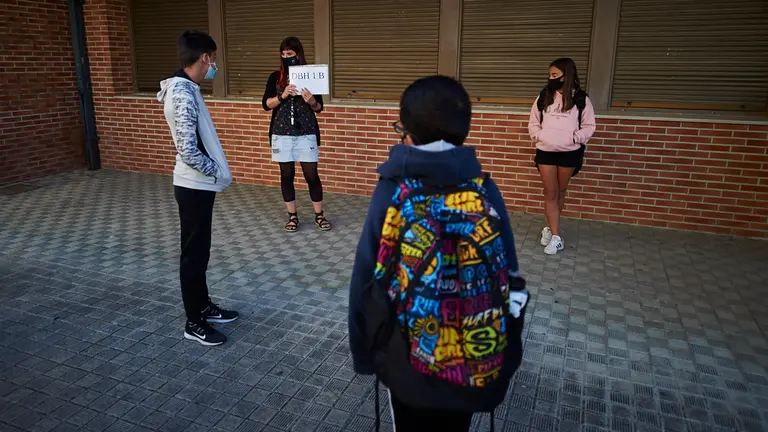 Una profesora, con el cartel de la clase, durante la vuelta al cole. PABLO LASAOSA