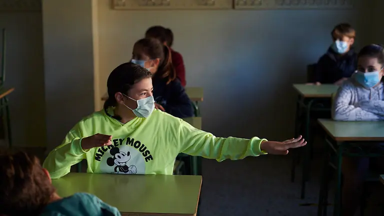 Estudiantes en el aula de un centro escolar durante la vuelta al cole tras la crisis del COVID-19. PABLO LASAOSA