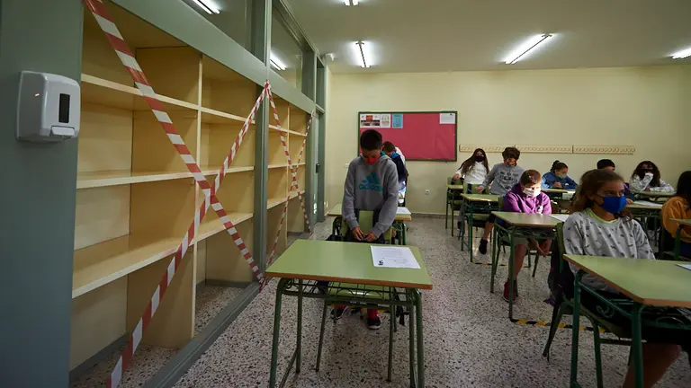 Estudiantes en el aula de un centro escolar durante la vuelta al cole tras la crisis del COVID-19. PABLO LASAOSA