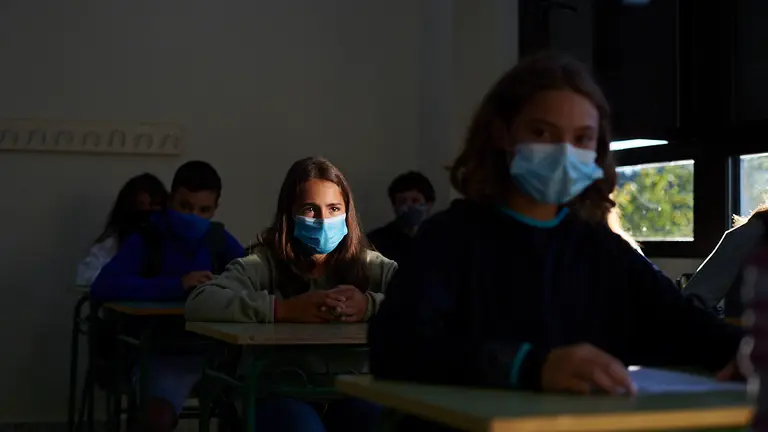 Estudiantes en el aula de un centro escolar durante la vuelta al cole tras la crisis del COVID-19. PABLO LASAOSA