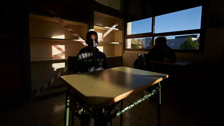 Estudiantes en el aula de un centro escolar durante la vuelta al cole tras la crisis del COVID-19. PABLO LASAOSA
