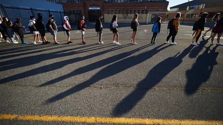 Alumnos de un centro escolar hacen fila en el patio del colegio para entrar a las aulas. PABLO LASAOSA