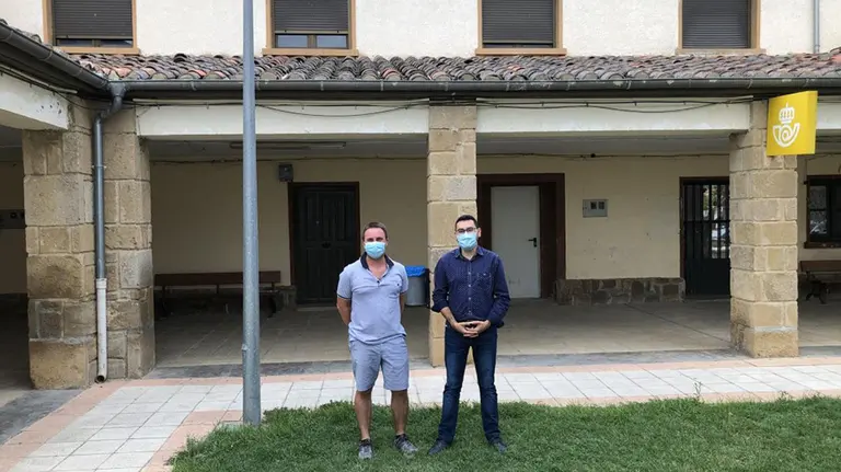El presidente del Concejo de Rada, Miguel Rodríguez, y el director general de Administración Local, Jesús María Rodríguez, frente a la Casa del Concejo de Rada.  GOBIERNO DE NAVARRA