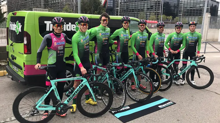 Equipo masculino del Saltoki Trikideak para competir en Bañolas. Cedida.
