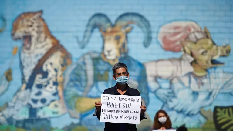 Trabajadores del instituto de Secundaria Askatasuna ofrecen una rueda de prensa para rechazar las órdenes del Departamento de Educación en el inicio del curso, que consideran "no adecuadas" para la salud ni para la labor pedagógica. PABLO LASAOSA