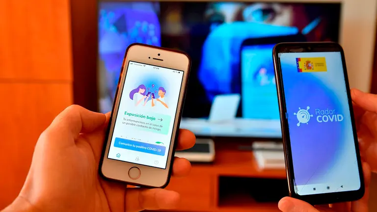 Dos teléfonos con la aplicación Radar COVID. EFE