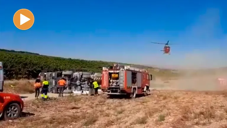 Un camionero ha sido trasladado al hospital en helicóptero tras volcar en un camino rural de Caparroso BOMBEROS DE NAVARRA (player)