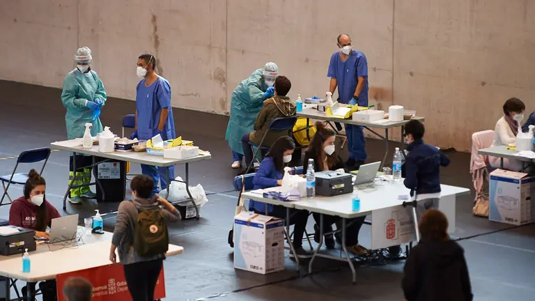Vecinos de la localidad navarra de Leiza se realizan las pruebas PCR del coronavirus en el polideportivo. PABLO LASAOSA