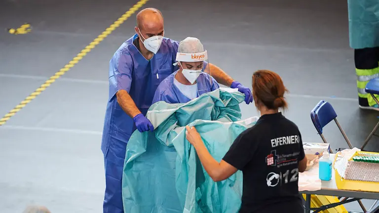 Vecinos de la localidad navarra de Leiza se realizan las pruebas PCR del coronavirus en el polideportivo. PABLO LASAOSA