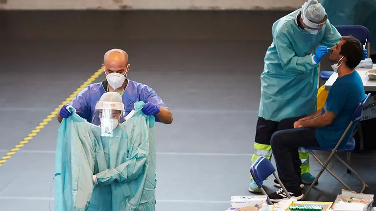 Vecinos de la localidad navarra de Leiza se realizan las pruebas PCR del coronavirus en el polideportivo. PABLO LASAOSA