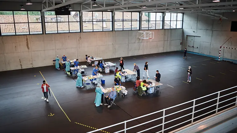Vecinos de la localidad navarra de Leiza se realizan las pruebas PCR del coronavirus en el polideportivo. PABLO LASAOSA