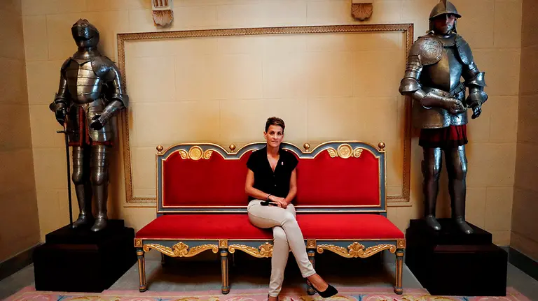 GRAFCAV8566. PAMPLONA, 05/09/2020.- La presidenta de Navarra, María Chivite, posa en las escaleras de acceso al Palacio de Navarra, donde en una entrevista con Efe ha manifestado entre otras cuestiones que, afronta el nuevo curso político con aprendizajes sobre la COVID-19 que deben servir para mejorar, consciente de que el "riesgo cero no existe", y es "precavidamente optimista" desde el punto de vista económico por la evolución de los indicadores de la Comunidad Foral. EFE/ Jesús Diges
