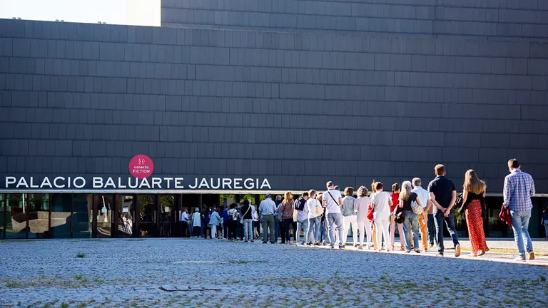 Los asistentes al evento Conecta FICTION hacen fila para entrar a Baluarte. CEDIDA