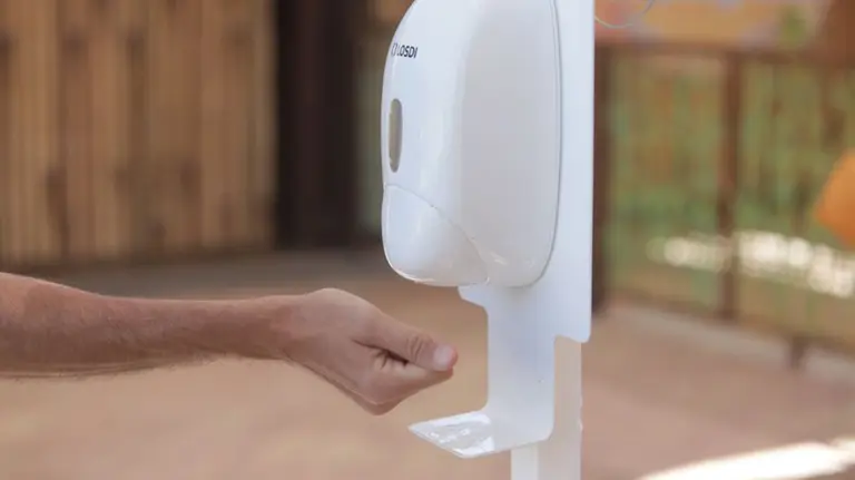 Un dispensador de gel hidroalcohólico para desinfectar el coronavirus EFE