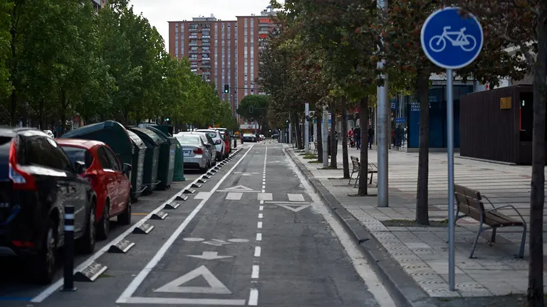 Nuevo carril bici en la zona de Antoniuti, Avenida Bayona. MIGUEL OSÉS