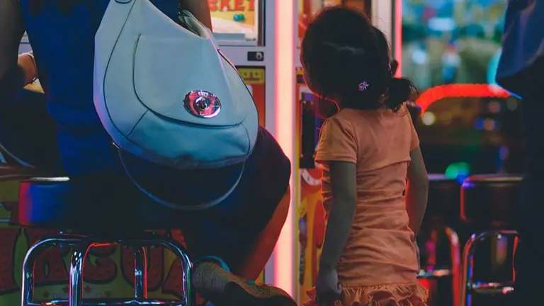 Una madre junto a su hija en un bar. ARCHIVO