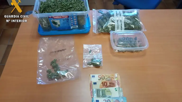 La Guardia Civil detiene a un hombre por tráfico de drogas tras prestarle auxilio por una avería en su coche. GUARDIA CIVIL DE HUESCA