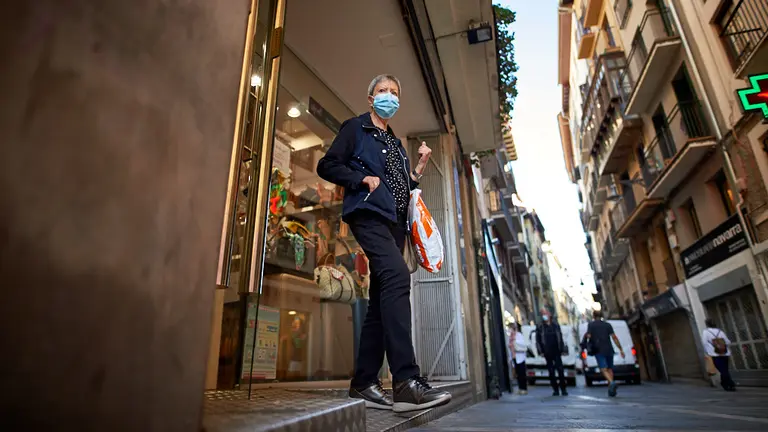 La gente de compras por el casco viejo de Pamplona. MIGUEL OSÉS