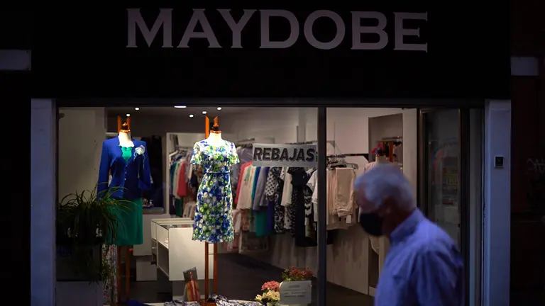 La gente de compras por el casco viejo de Pamplona. MIGUEL OSÉS