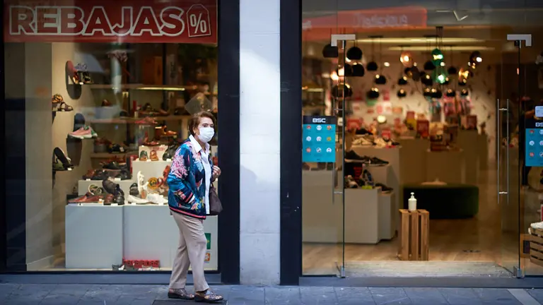 La gente de compras por el casco viejo de Pamplona. MIGUEL OSÉS