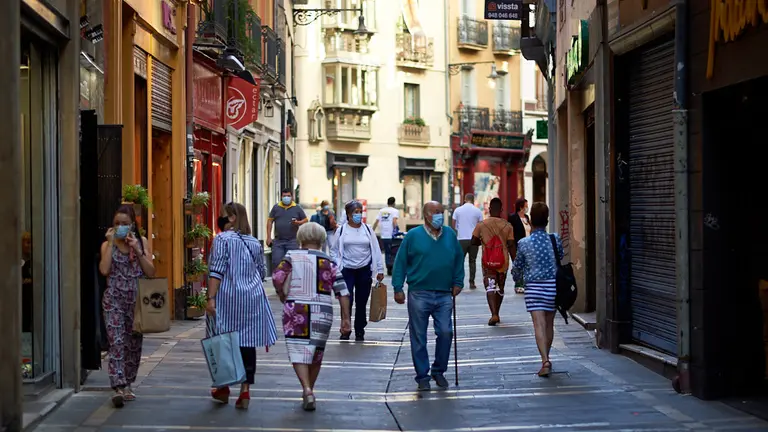 La gente de compras por el casco viejo de Pamplona. MIGUEL OSÉS