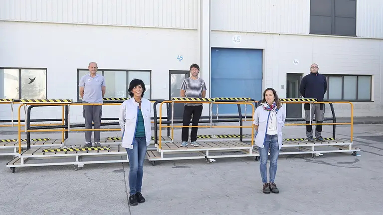 De izquierda a derecha, en la primera fila, Eugenia Larrea, responsable de planificación Montaje, Motores, Revisión Final y Grupo Eléctrico; y Elena Bartolomé, de planificación Montaje, Motores y Revisión Final; en la segunda fila, Luis Fuente Cuevas (Salesianos Pamplona), Luis Javier Villanueva Martínez (Centro de FP Sierra de Leyre de Lumbier) y Raúl Rodríguez Piay-Veiga (CIP Virgen del Camino).