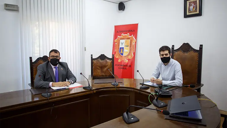 El vicepresidente Remírez y el alcalde de Alsasua, Javier Ollo, durante su reunión en el Ayuntamiento de la localidad. GOBIERNO DE NAVARRA