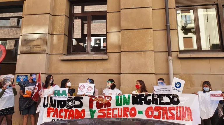 Concentración del Foro de la Comunidad Educativa ante el Instituto Navarro de Salud Pública y Salud Laboral en Pamplona EUROPA PRESS