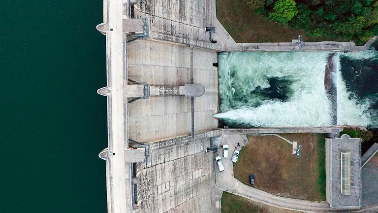GRAFCAV8676. EUGI, 08/09/2020.- Imagen tomada desde un dron del desembalse de las aguas de fondo del Embalse de Eugi, esta operación, que se viene realizando desde 1991, tiene por objeto contribuir a mejorar la calidad del agua suministrada. La eliminación de materia orgánica y metales (hierro y fundamentalmente manganeso) del fondo del embalse, permite mejorar la calidad del agua que llega a la planta de Urtasun y reducir con ello el empleo de reactivos en la fase de potabilización del agua antes de ser suministrada a la Comarca. La operación de desembalse se lleva a cabo al final del verano, cuando se ha formado la termoclina, es decir, cuando el agua de embalse de Eugi se ha estratificado en capas de mayor a menor temperatura. EFE/ Jesús Diges

