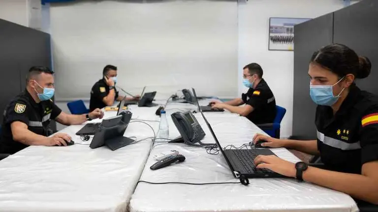 Centralita improvisada para los rastreadores de la UME. Beatriz Donlo