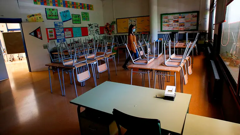 GRAFCAT6812. BARCELONA, 19/05/2020.- Vista de un aula vacía de la Escola l'Estel de Barcelona este martes cuando ha comenzado la preinscripción en los colegios e institutos de Cataluña para el próximo curso, a la espera de que se definan las condiciones para la reapertura de las escuelas. EFE/Quique García