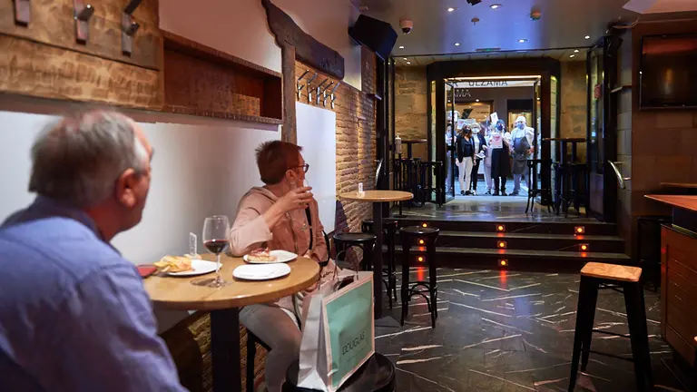 Parón de la hostelería de Pamplona durante 10 minutos en protesta por las medidas tomadas por el Gobierno de Navarra para frenar el coronavirus. MIGUEL OSÉS