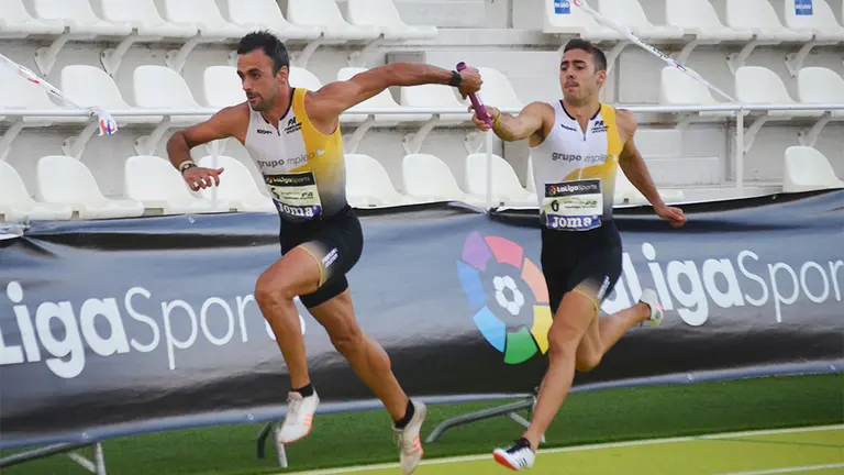Un instante del relevo 4x100 metros del Pamplona Atlético en la pista de Vallehermoso. Cedida.