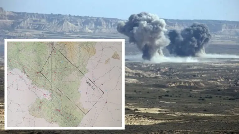 Un helicóptero de extinción de incendios tiene que dar un rodeo para sofocar un fuego por no poder pasar por la Delta 50, un área restringida y controlada por el Ejército, que abarca desde Tafalla hasta el Sur de Bardenas