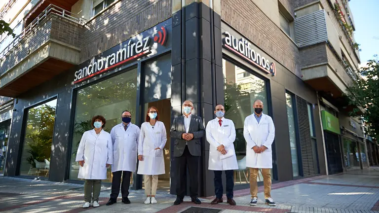 El alcalde de Pamplona Enrique Maya inaugura el nuevo Centro Auditivo Sancho Ram&iacute;rez en la Avenida Sancho El Fuerte. MIGUEL OS&Eacute;S