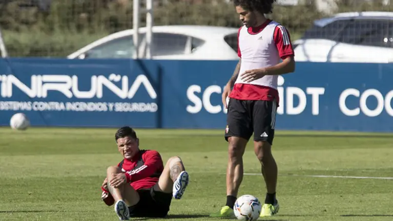 Momento en el que el Chimy Ávila se rompe el ligamento de su pierna derecha en Tajona. OSASUNA