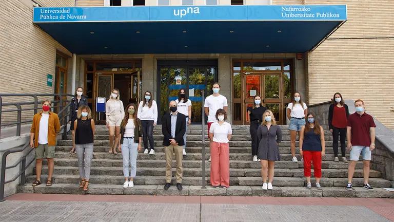 Parte de los estudiantes extranjeros de intercambio que ya han llegado a la UPNA posan junto al vicerrector de Internacionalización y Cooperación, Jorge Elso Torralba en el centro. UPNA