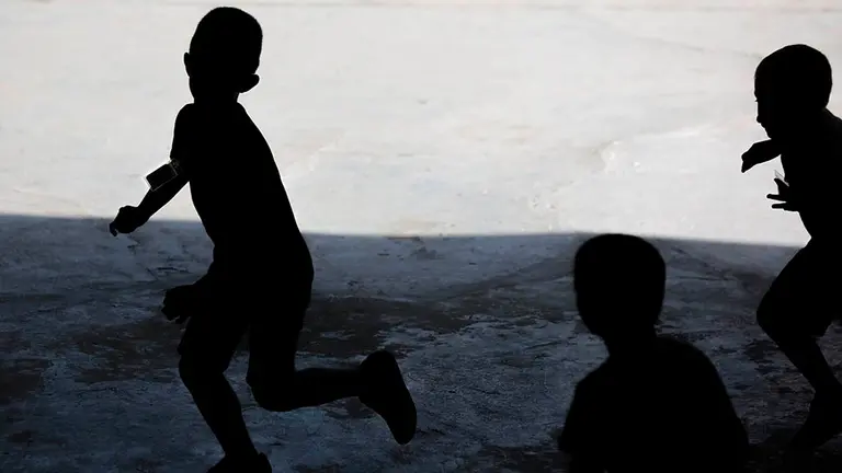 Varios alumnos de infantil juegan en el patio de recreo. EFE/Ana Escobar