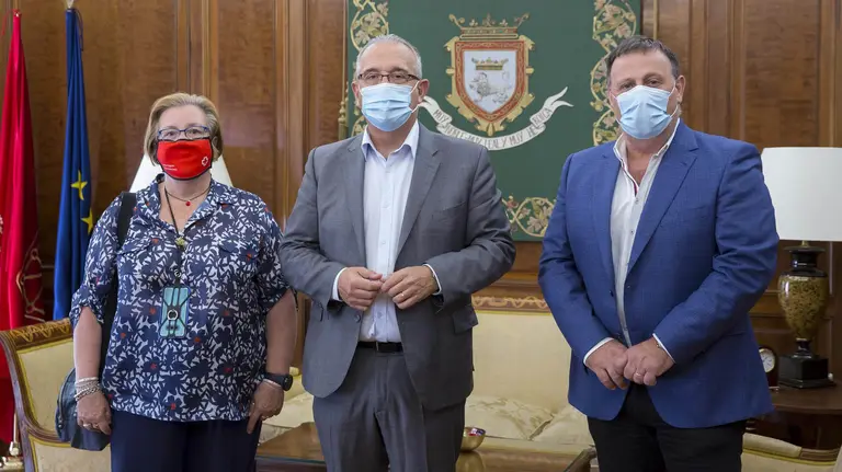 Firma del convenio de colaboración entre el Ayuntamiento de Pamplonay Cruz Roja. AYUNTAMIENTO DE PAMPLONA