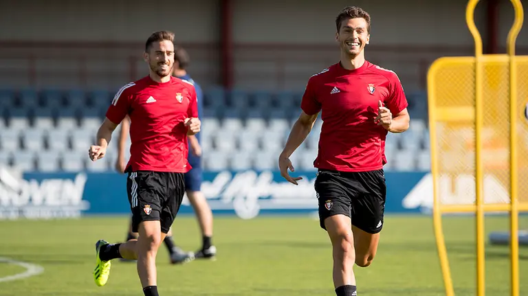 Los jugadores rojillos Kike Barja y Lucas Torró en Tajonar. CA Osasuna.