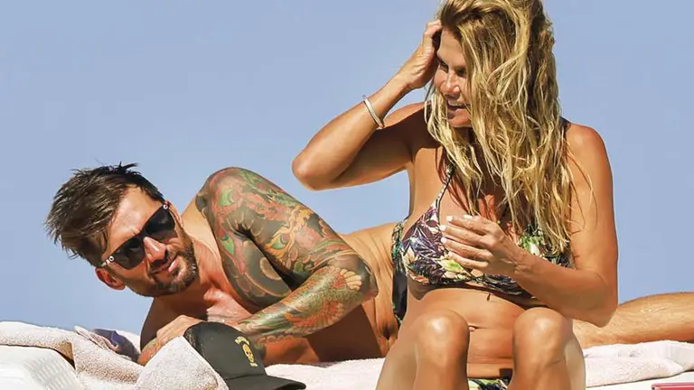 Makoke junto a Javier, disfrutando de sus días de vacaciones en un barco en Ibiza. LECTURAS