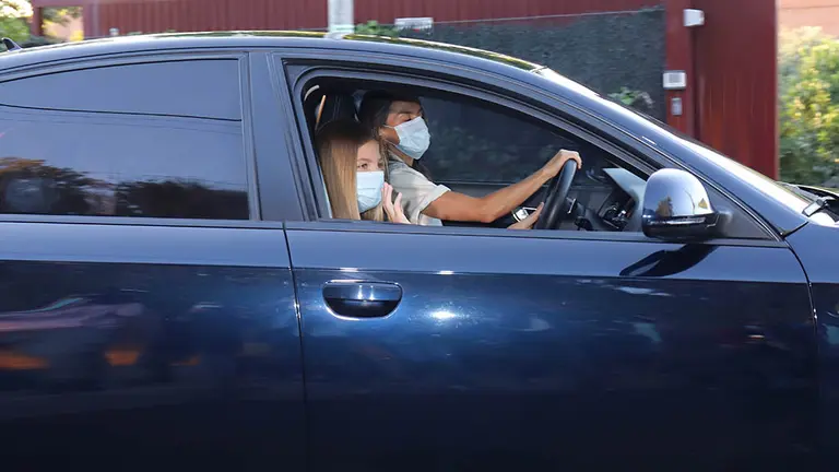 La Reina Letizia acompaña a sus hijas al colegio. EUROPA PRESS