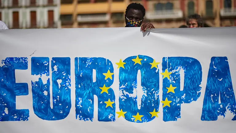 Concentración para criticar las políticas migratorias de Europa y exigir la "reubicación inmediata" de los afectados por el incendio del campo de refugiados de Moria. PABLO LASAOSA