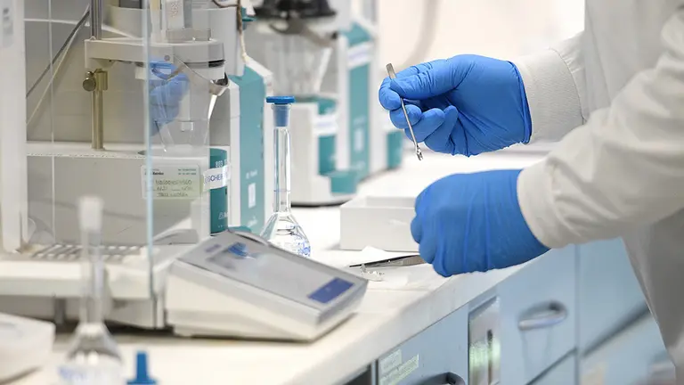 Sydney (Australia), 19/08/2020.- A general view of an analytical chemist at AstraZeneca'Äôs headquarters in Sydney, Australia, 19 August 2020. Australian Prime Minister Scott Morrison announced Australians will be among the first in the world to receive a COVID-19 vaccine, if it proves successful, through an agreement between the government and UK-based drug company AstraZeneca. EFE/EPA/DAN HIMBRECHTS AUSTRALIA AND NEW ZEALAND OUT