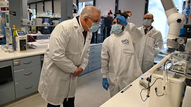 Australian Prime Minister Scott Morrison tours the Astra Zeneca laboratories in Macquarie Park, Sydney, Wednesday, August 19, 2020. The Australian government has signed a deal with AstraZeneca for the supply of a COVID-19 vaccine. (AAP Image/Pool, Nick Moir) NO ARCHIVING
ONLY FOR USE IN SPAIN

Australian Prime Minister Scott Morrison tours the Astra Zeneca laboratories in Macquarie Park, Sydney, Wednesday, August 19, 2020. The Australian government has signed a deal with AstraZeneca for the supply of a COVID-19 vaccine. (AAP Image/Pool, Nick Moir) NO ARCHIVING

19/8/2020 ONLY FOR USE IN SPAIN