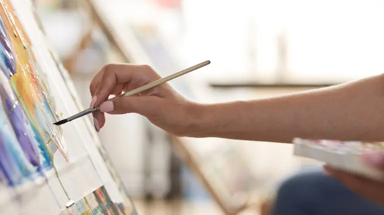 Una mujer pinta un cuadro ARCHIVO