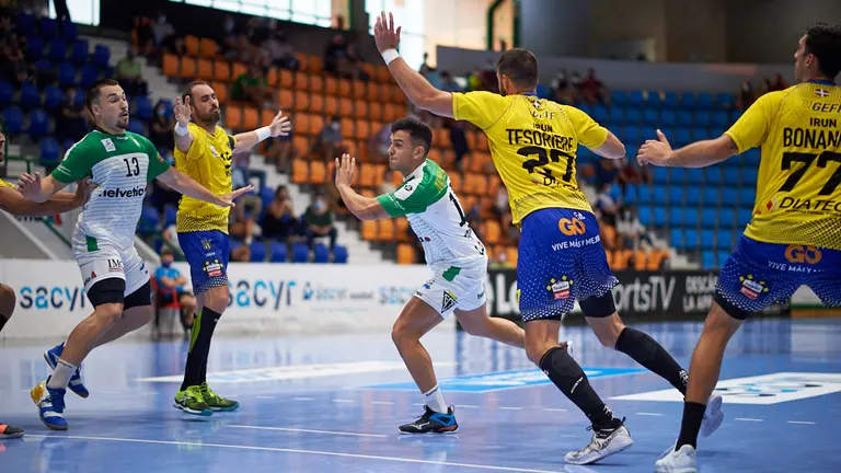 Partido entre el Anaitasuna y el Bidasoa Irún jugado en el Pabellón Anaitasuna de Pamplona. MIGUEL OSÉS