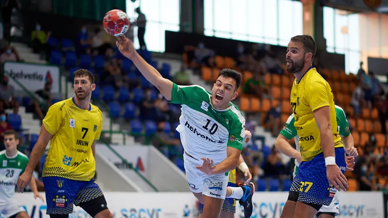 Partido entre el Anaitasuna y el Bidasoa Irún jugado en el Pabellón Anaitasuna de Pamplona. MIGUEL OSÉS